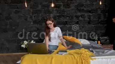 情侣躺在床上使用<strong>笔记本</strong>电脑快乐微笑在线聊天和吃薯片和<strong>苹果</strong>女孩和男人